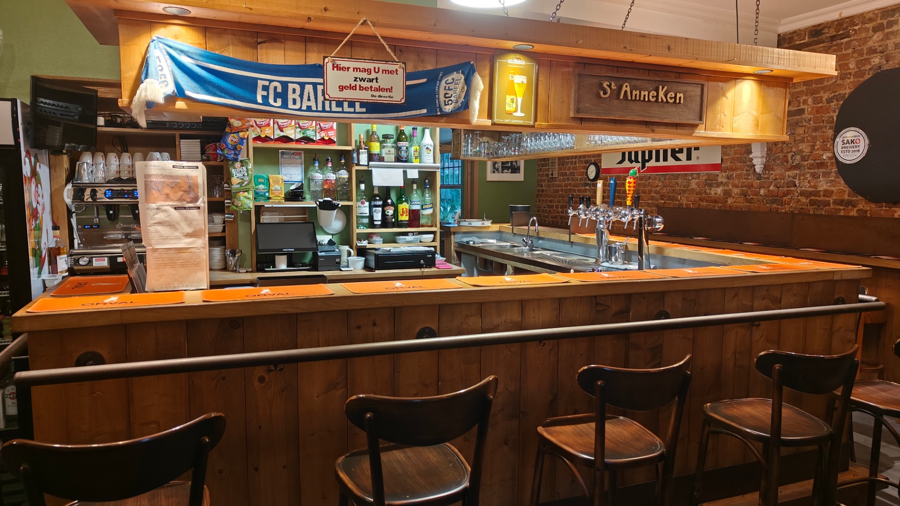De houten toog van Brasserie St Anneke